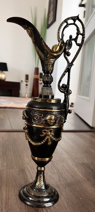 Linda jarra bronze.