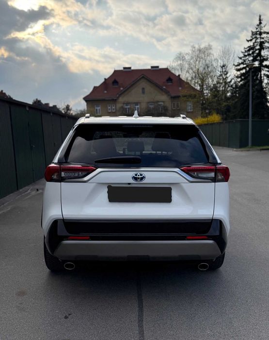 Продам автомобіль Toyota RAV4 2023 року