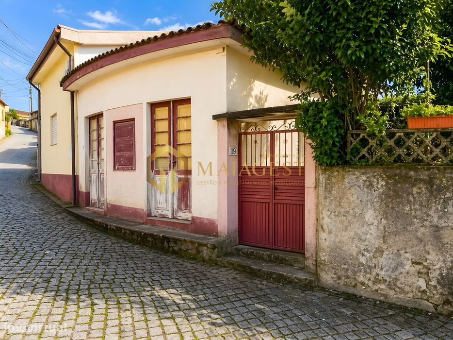 T3 Detached House for Rehabilitation in Perosinho with Garden and Garage