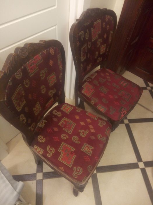 Два крісла різблені