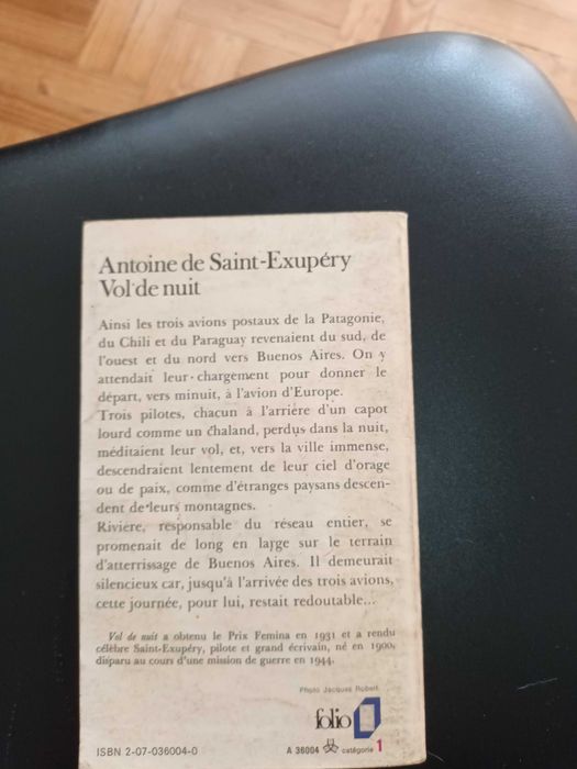 Livro em francês "Vol de nuit"