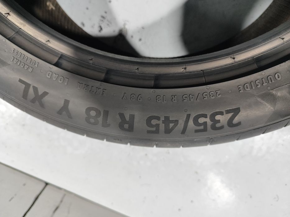 2 pneus semi novos 235-45R18 Continental - Oferta dos Portes