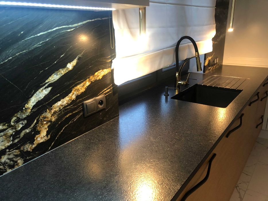 Blaty kamienne, kwarc naturalny, konglomerat, granit, spiek kwarcowy.