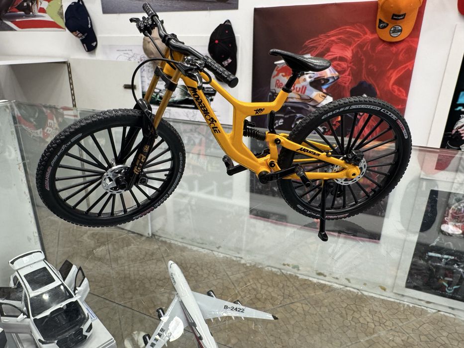 Miniatura rèplica de mountain bike. Escala 1:12