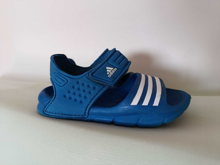 Адідас сині дитячі сандалі Adidas Akwah з білими фірмовими смужками