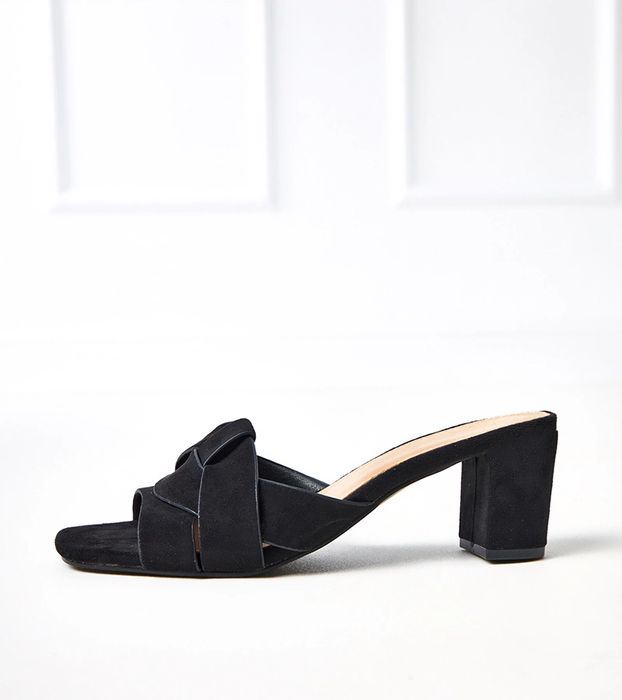 Czarne klasyczne klapki na słupku z ekozamszu Risana