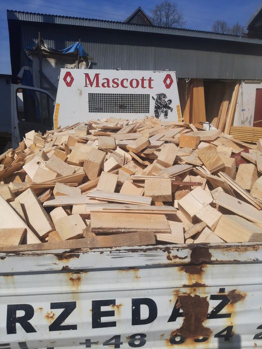 Drewno opałowe suche ścinki drewna oflis