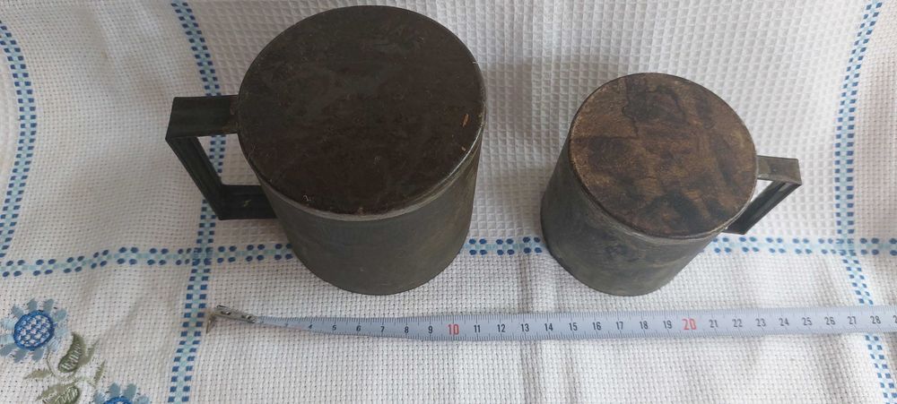 Duas medidas de líquidos em folha de flandres, 1/2 litro e 1/4 litro