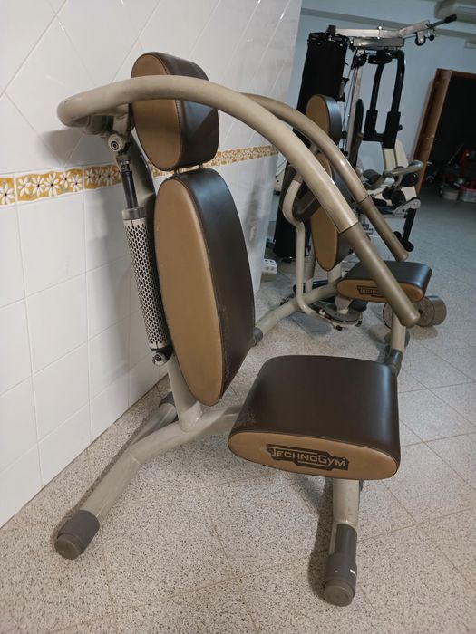 Ginásio Technogym com 9 máquinas