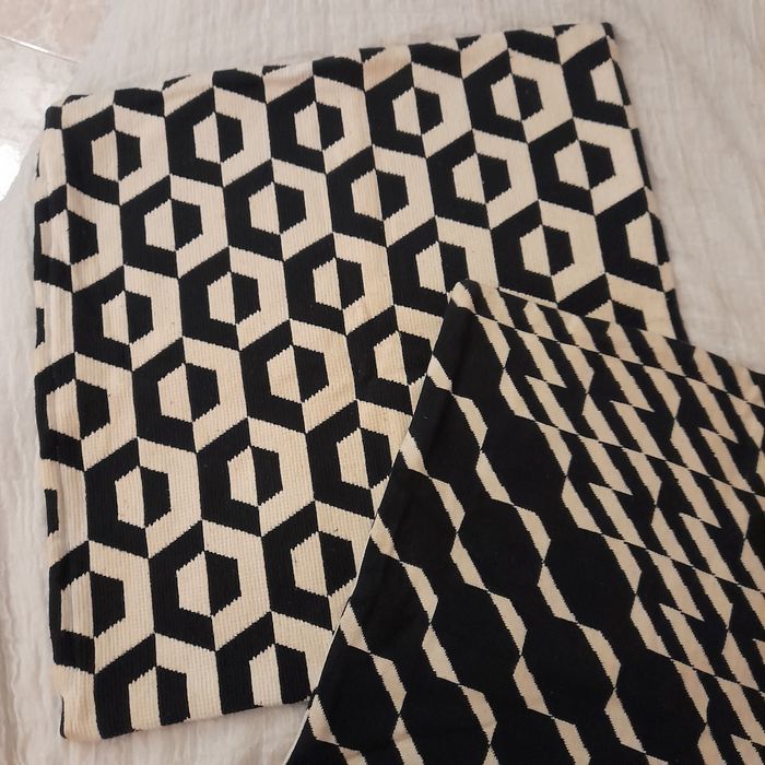 2 Capas de almofada do gato preto.