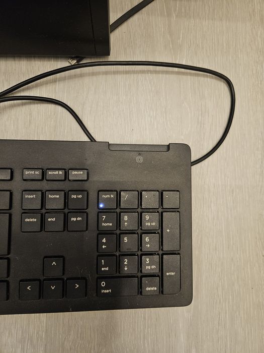 Computador Fujitsu + teclado + monitor + USB wifi