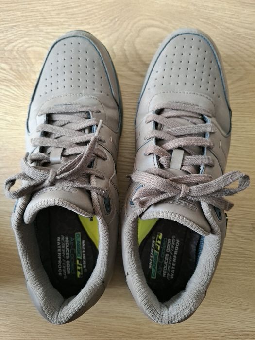 Sapatos impermeáveis SKECHERS Castanhos impermeáveis, número 44.