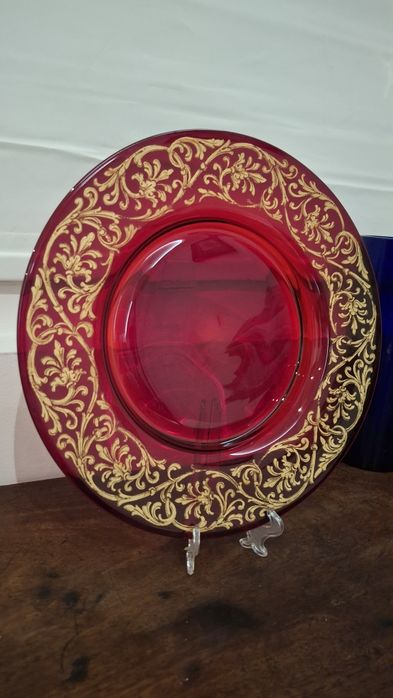 Prato de vidro vermelho pintado a ouro 24k murano