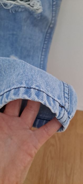 Niebieskie spodnie jeansowe z dziurami Missguided  r.36