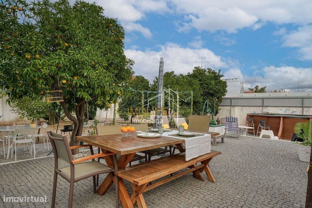 Excelente Moradia com dois pisos no centro do Vimieiro