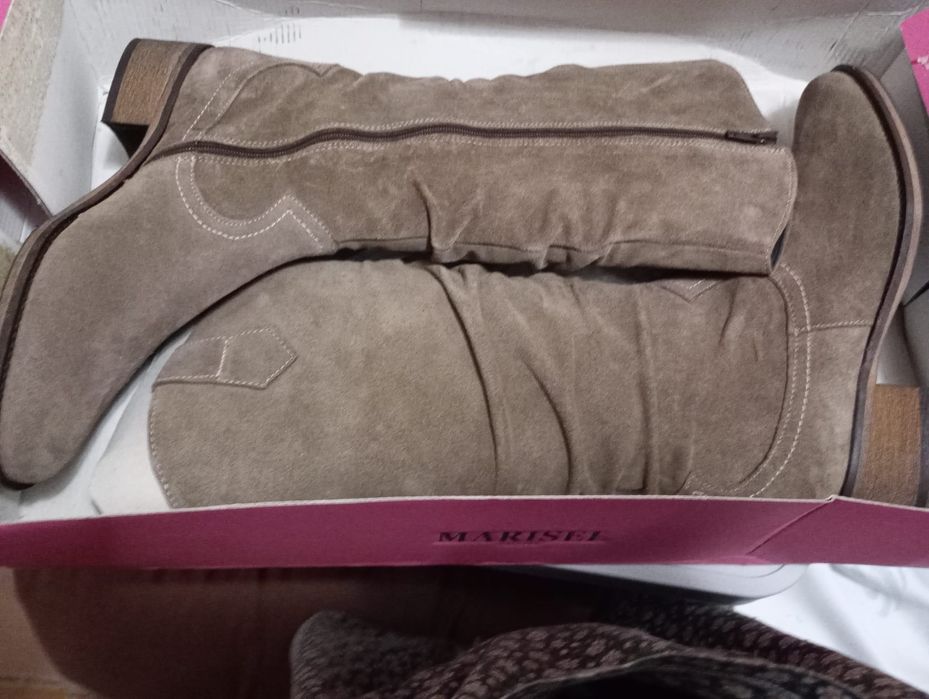 Botas novas em camurça