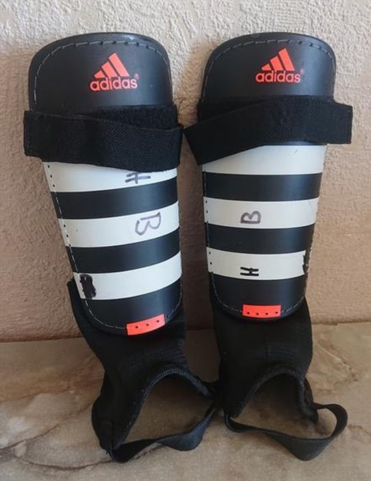 Детские оригинальные футбольные щитки Adidas