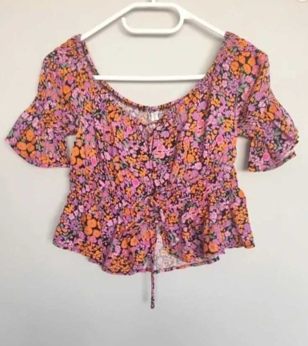 Krótki crop top z wiązaniem