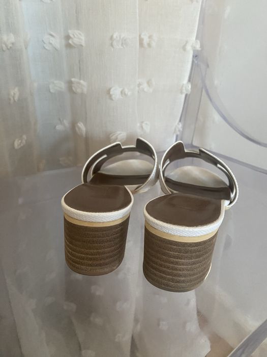 Hermès Oasis białe klapki na 5cm obcasiku