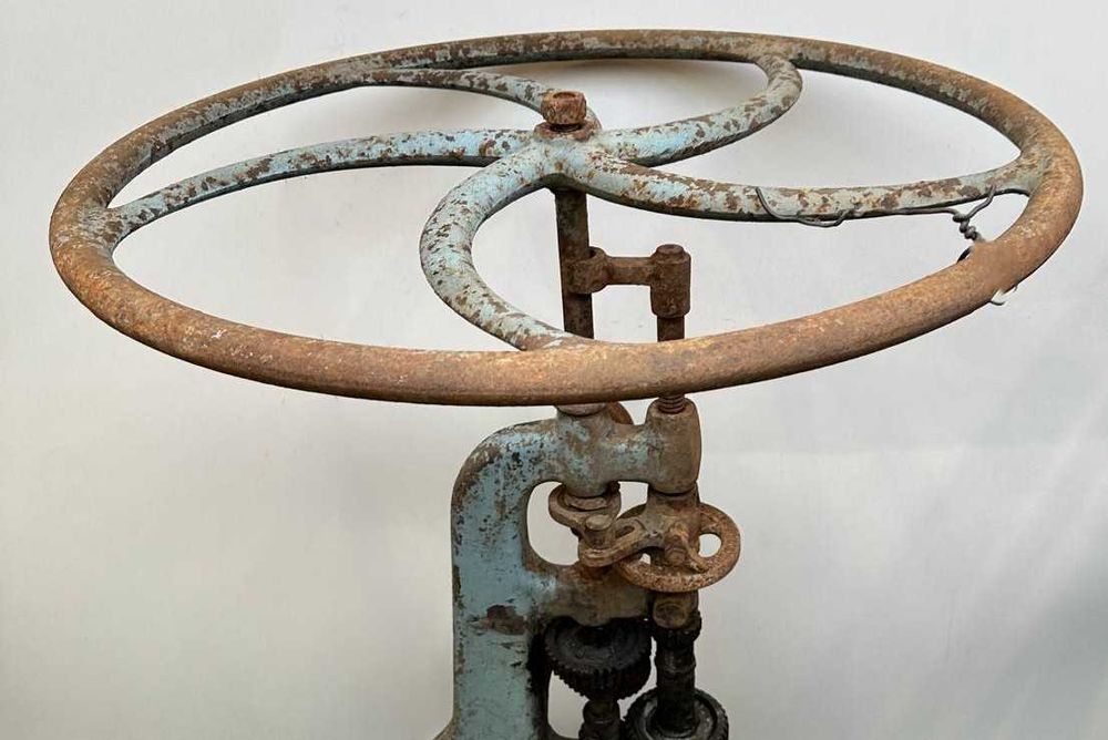 Maquina de perfuração manual anos 20, incompleta 115 cm de altura