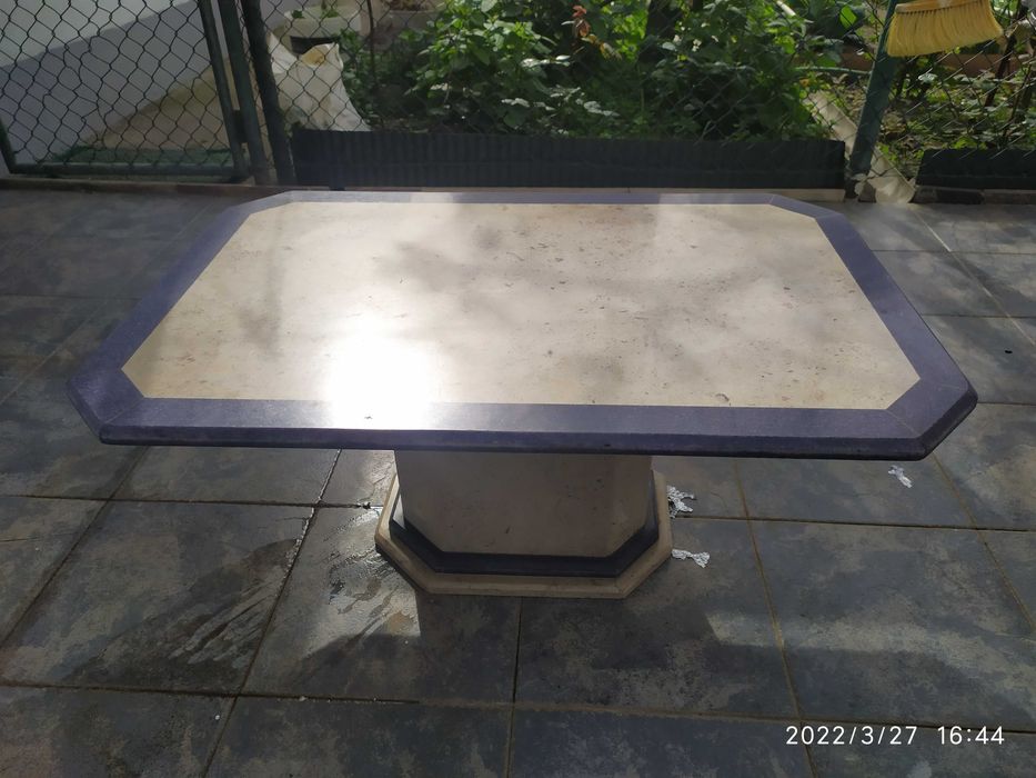Mesa de centro em pedra