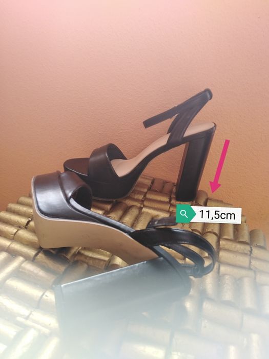 Sandália de salto alto