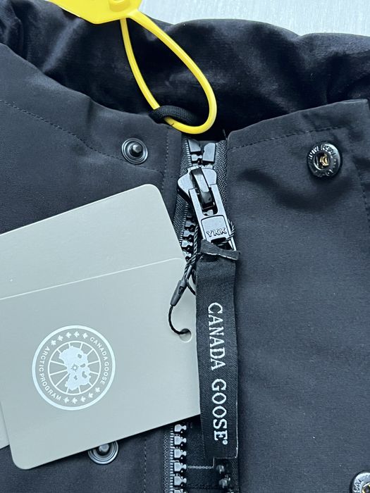 Жилетка від бренду Canada Goose