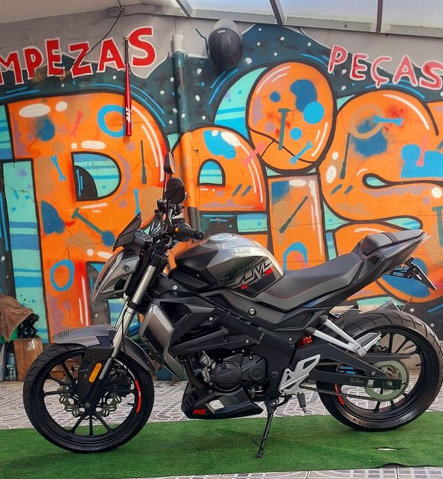 UM xtreet RS 125cc / com garantia de fábrica.