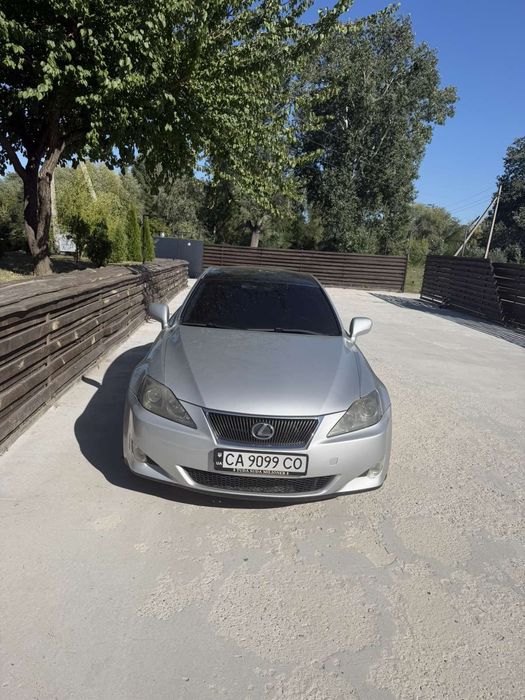 Автомобіль  Lexus