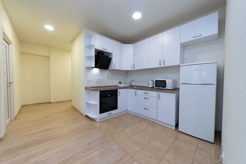 Подобово - простора і комфортна двокімнатна квартира біля метро.