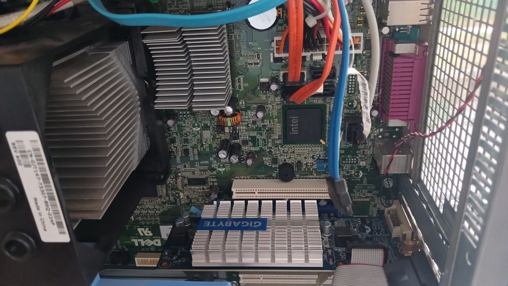 Продам полностью робочий компьютер DELL t3400 intel core 2 quad