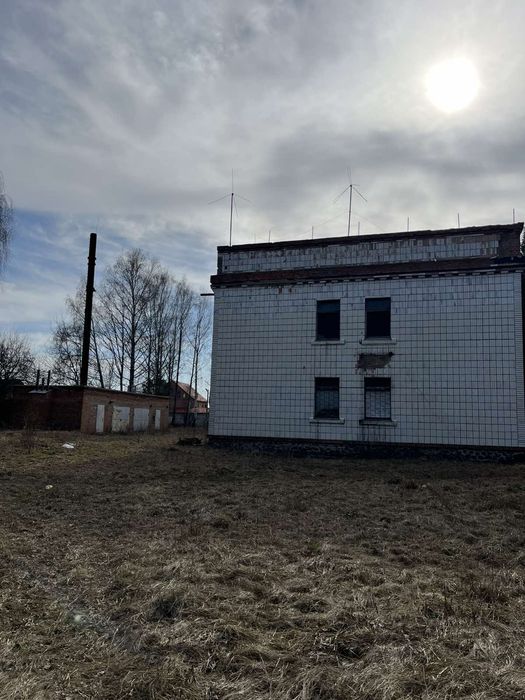 Будівля с  гаражами  м.Ромни