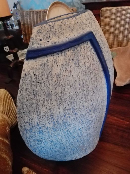 Decorações diversas, pratos, jarras, taças desde