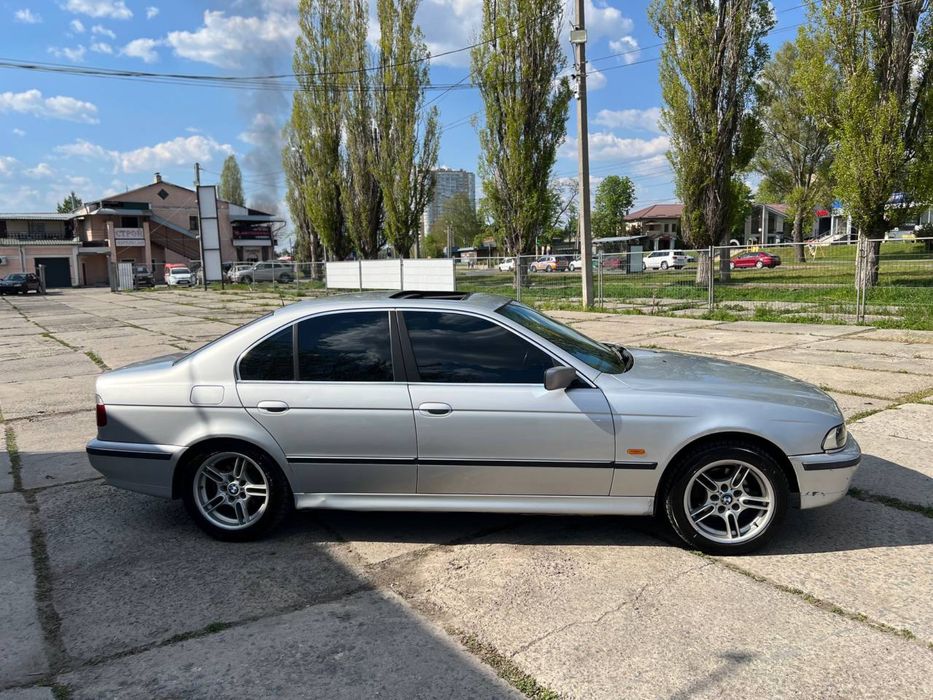 Продам BMW  523I