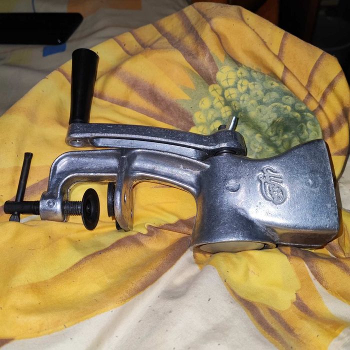 Кофемолка и кофеварка.