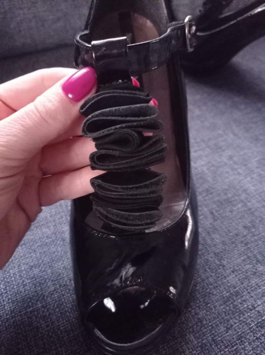 Buty na obcasie z ozdobą