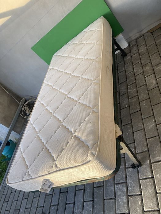 Sumie de solteiro com colchão em bom estado