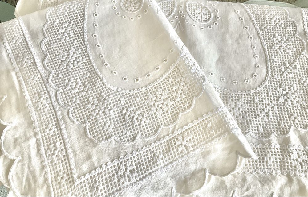 2 almofadas em linho puro bordadas em crivo.  NOVO