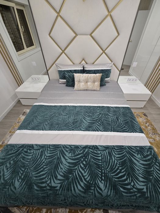 Coberta de cama com almofadas decorativas