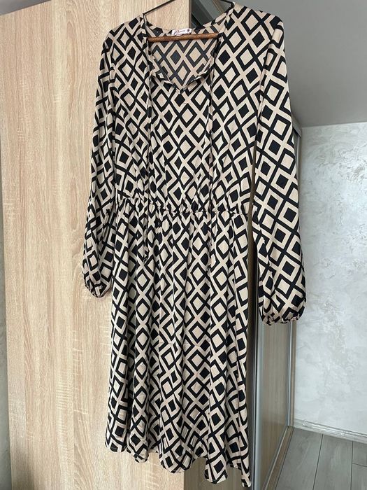 Стильна сукня з геометричним принтом 
Легка, зручна та універсальна –