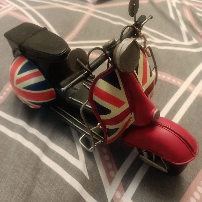 Металлический  винтажный скутер для коллекционеров.