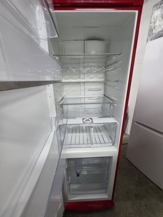 Frigorífico Electrolux vermelho