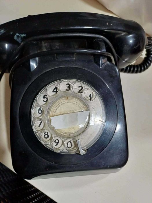 Telefone antigo. Vendo para desocupar. Aceito ofertas.