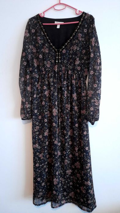 Varios vestidos compridos midi varias cores varios tamanhos.