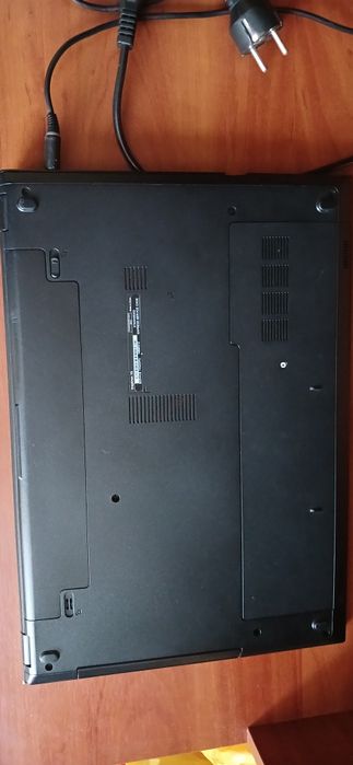 Ноутбук Dell Inspiron 15 у хорошому стані.