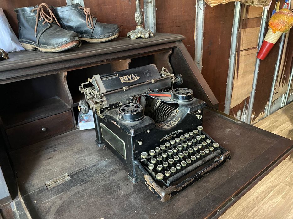 Máquina de Escrever Vintage ROYAL - Sociedade Comercial Luso-Americana