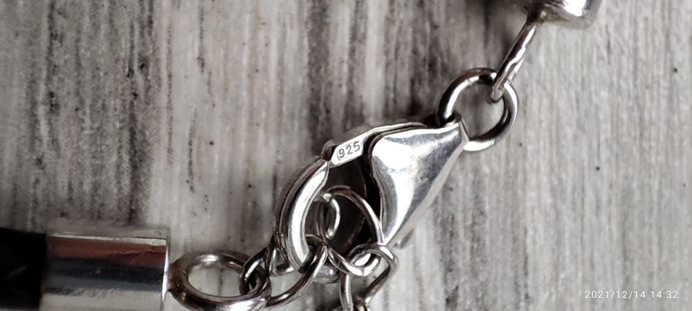 Bransoletka srebrna z perełkami na skórzanym pasku