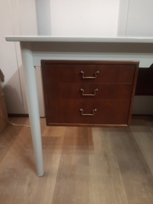 Biurko drewniane z szufladami