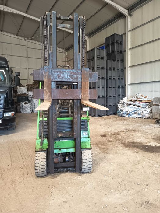 Impilhador Manitou 3 toneladas