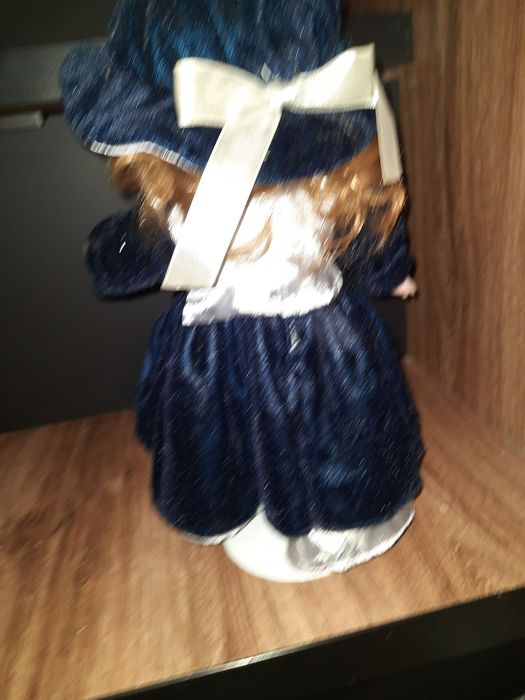 Duża porcelanowa kolekcjonerska lalka z podstawka